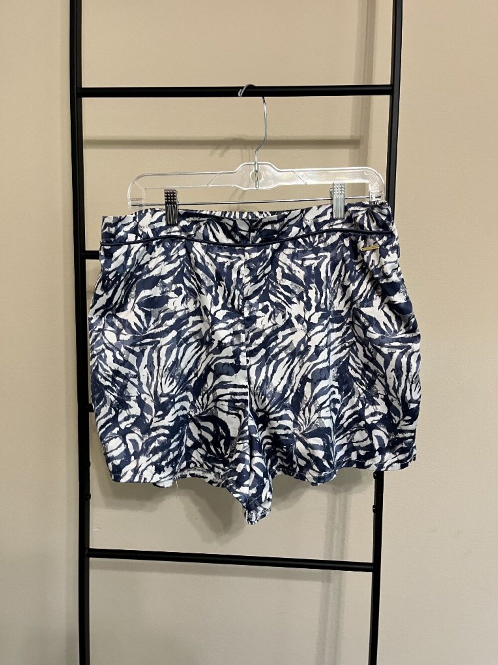 BCBGMAXAZRIA Shorts Resortwear Quiet Luxury Satin Feel XL - Picture 7 of 10